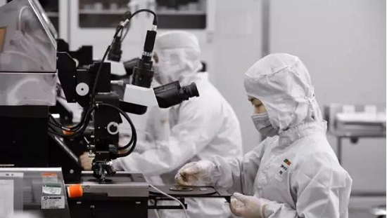 成功研制首款商用100G硅光收發芯片